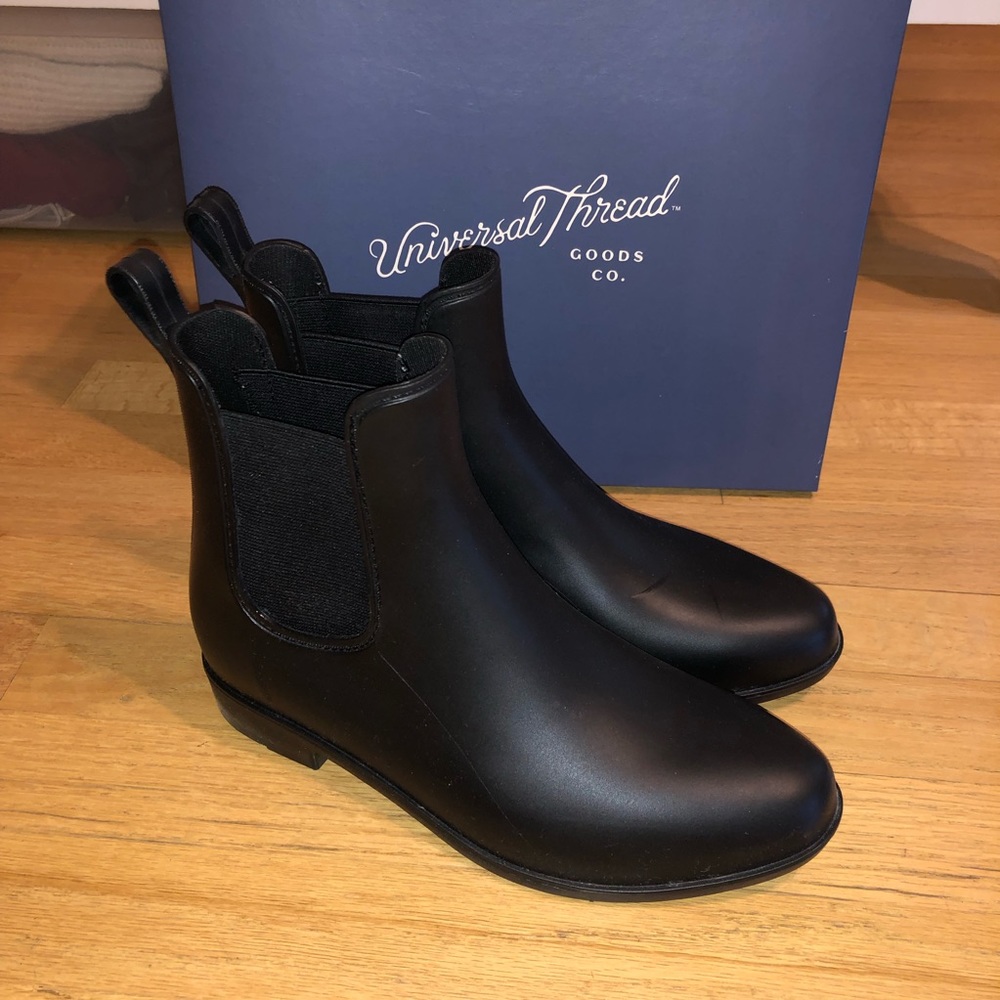 Black ankle-high rainboots